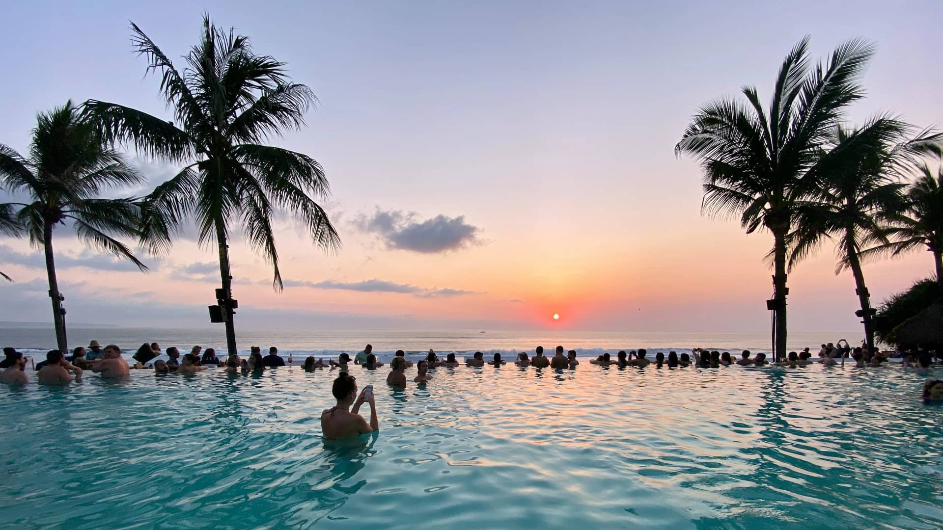 Panduan Perjalanan Seminyak: Belanja Mewah, Makan & Klub Pantai